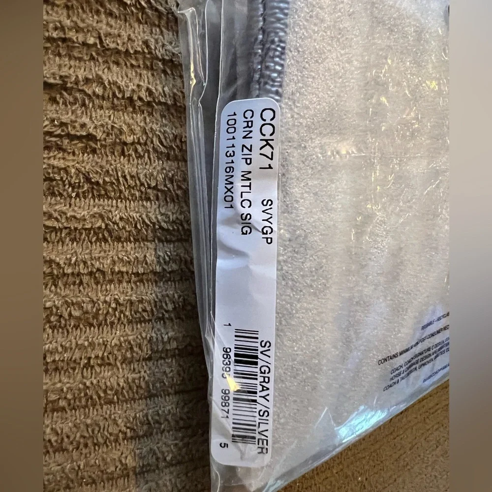 Coach Corner Zip Wristlet
In Signature Canvas nwt in packaging - Picture 3 of 4